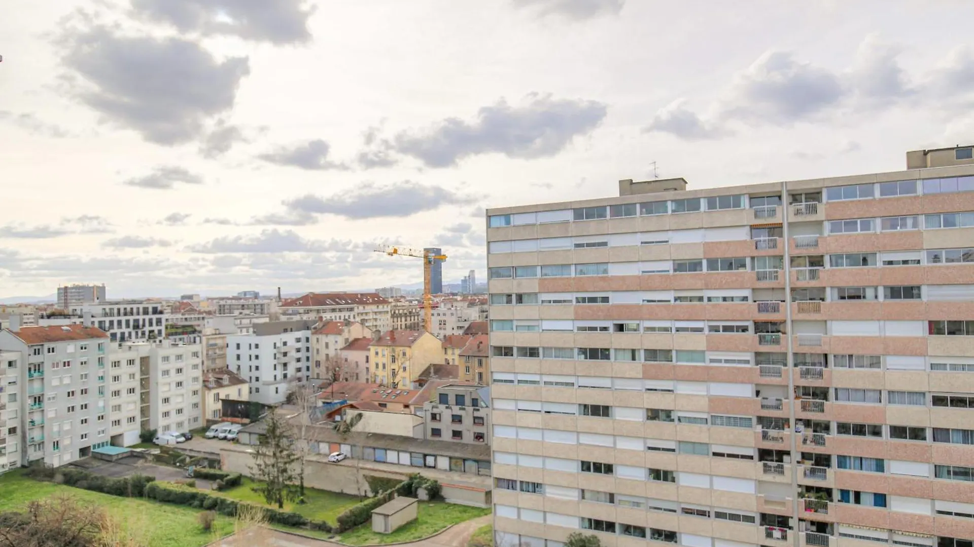 Lumineux Et Calme Avec Parking Gratuit Apartment Villeurbanne
